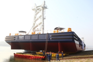 Damen launches crane barge in Yichang