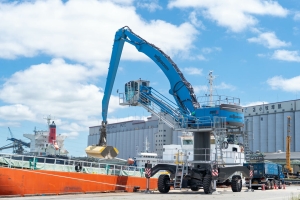 Eco-friendly Sennebogen replaces ship unloaders in Japan